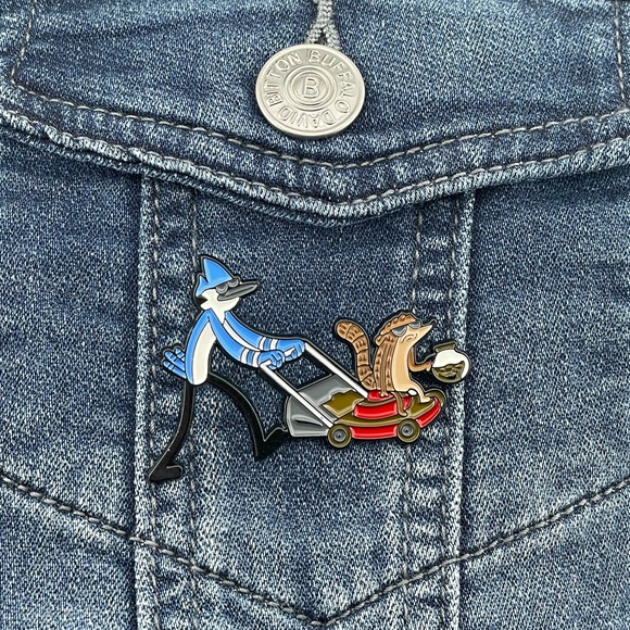 Regular Show Enamel Pin Mordecai And Rigby Lawnmower And Coffee - Picture 5 of 5